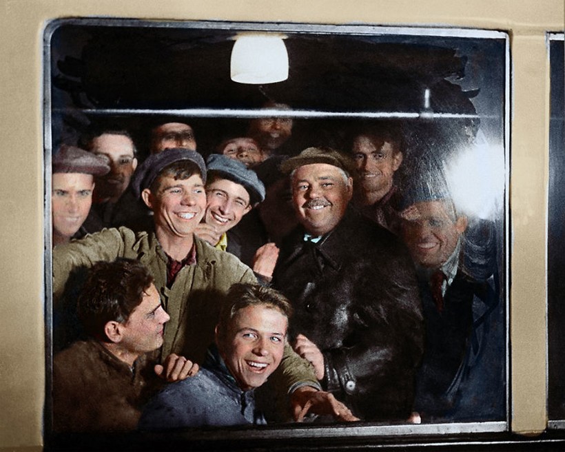 25 сенсационных раскрашенных снимков о том, как жили русские люди в 1900-1965 годах