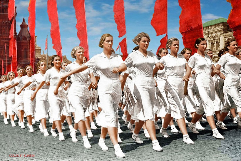 25 сенсационных раскрашенных снимков о том, как жили русские люди в 1900-1965 годах