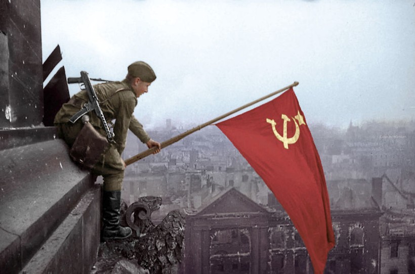 25 сенсационных раскрашенных снимков о том, как жили русские люди в 1900-1965 годах