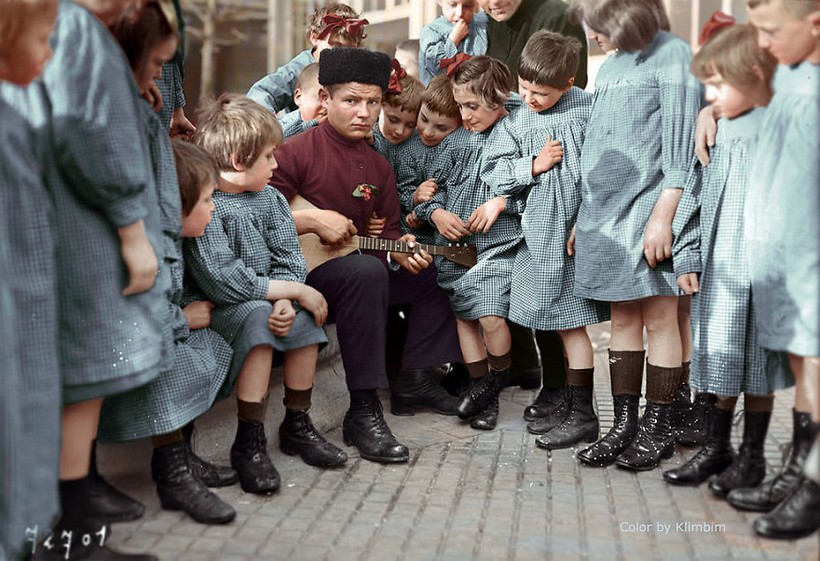 25 сенсационных раскрашенных снимков о том, как жили русские люди в 1900-1965 годах