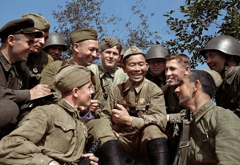 25 сенсационных раскрашенных снимков о том, как жили русские люди в 1900-1965 годах