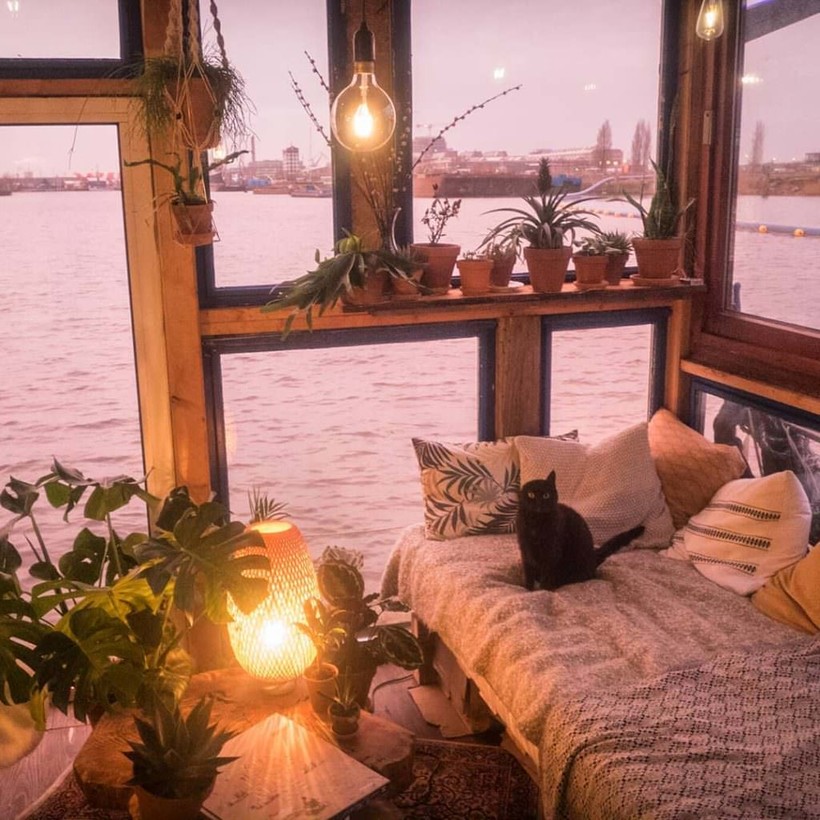 Фотографы превратили лодки в плавучие студии искусства и путешествуют по Европе