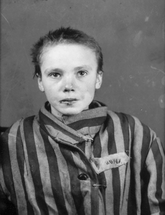 Художница сделала цветными фото 14-летней узницы Освенцима и другие редкие снимки