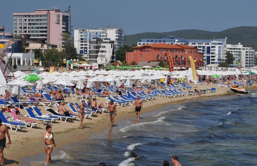 Пляж курорта Солнечный берег, сентябрь