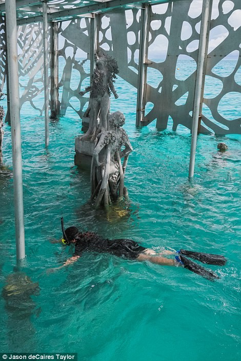 На Мальдивах открыли художественную галерею под водой