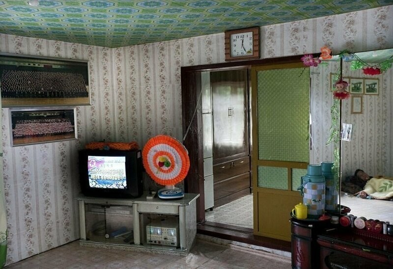 16 правдивых фото о том, насколько бедно выглядят квартиры в Северной Корее