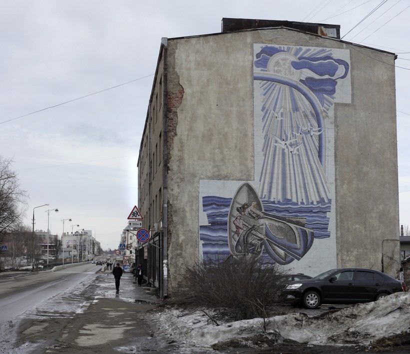 Мозаичное панно на жилом доме в Сортавале