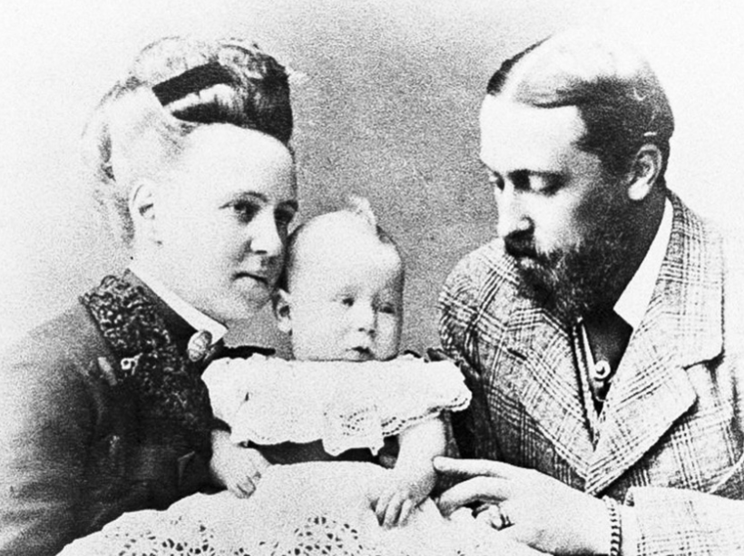 Великая княжна Мария Александровна с мужем Альфредом (сыном Виктории) и их ребенком