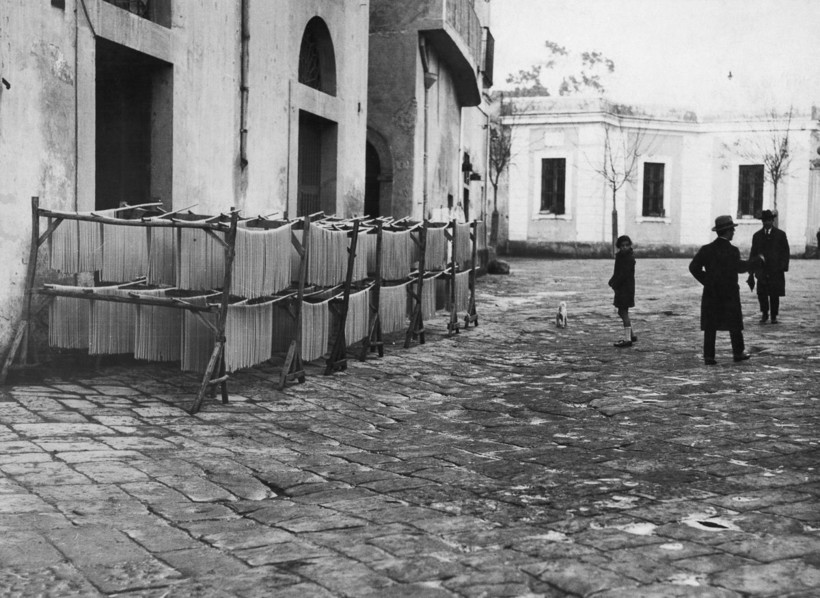 Любопытные фотографии о том, как делали пасту в начале прошлого века