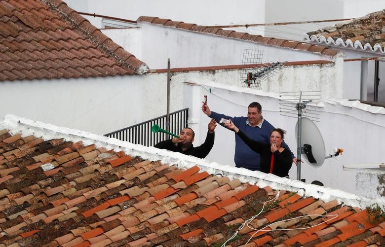 18 фото о том, как люди уместили всю жизнь на своих балконах во время карантина