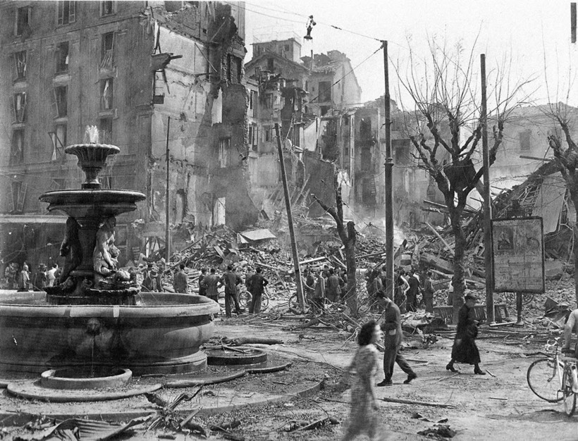 Пьяцца Фонтана после бомбежки в 1943 году