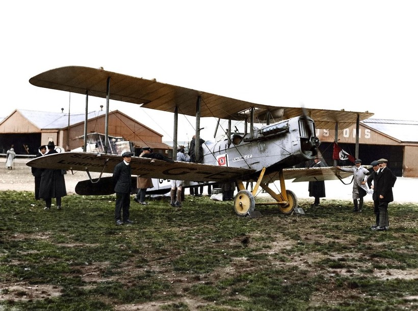 Самолет Airco DH-4 выполнял рейсы из лондонского аэропорта Кройдон в Париж в 1920 году