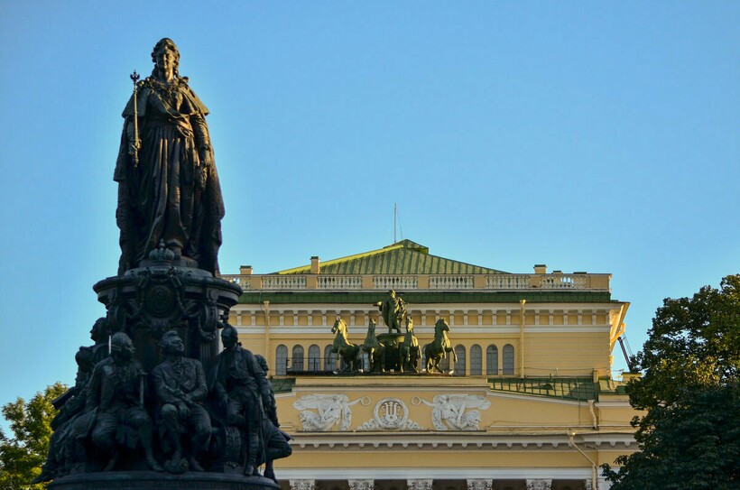 Памятник Екатерине II, установленный в 1873 году в Санкт- Петербурге Памятник Екатерине II, установленный в 1873 году в Санкт- Петербурге
