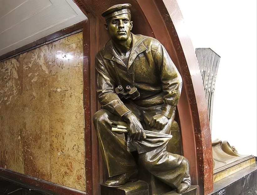 Скульптура моряка на московской станции метро «Площадь Революции», для которой позировал Олимпий Рудаков Скульптура моряка на московской станции метро «Площадь Революции», для которой позировал Олимпий Рудаков