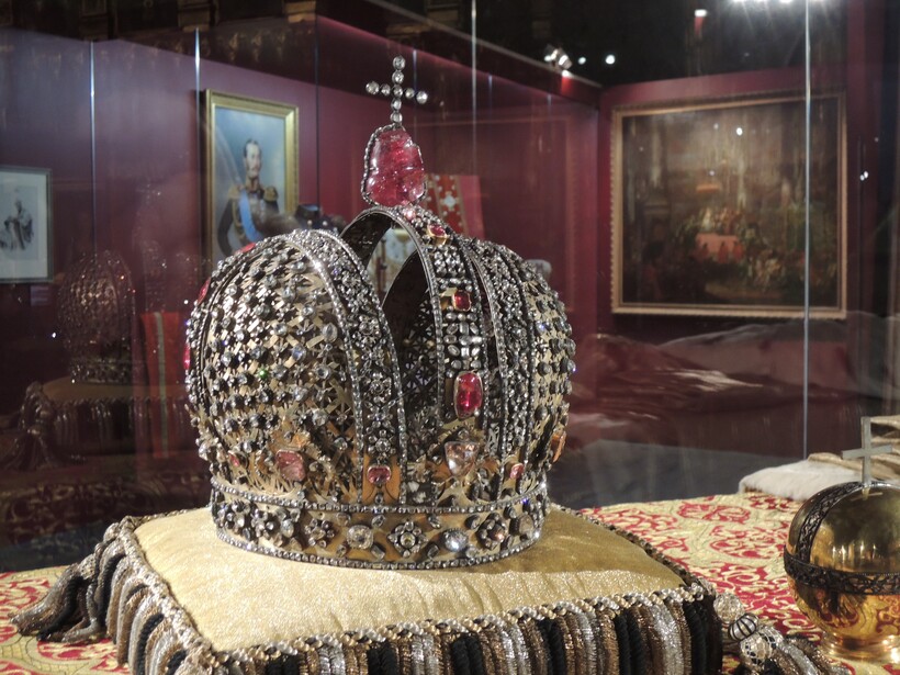 5 красивейших корон правителей разных стран