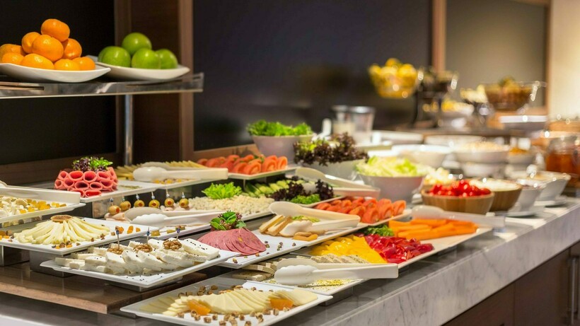 На шведском столе могут находиться закуски, мясные и рыбные блюда, десерты и многое другое На шведском столе могут находиться закуски, мясные и рыбные блюда, десерты и многое другое