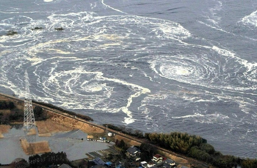 Многие из водоворотов образуются у прибрежных линий, так как именно там обычно перепад высоты дна Многие из водоворотов образуются у прибрежных линий, так как именно там обычно перепад высоты дна