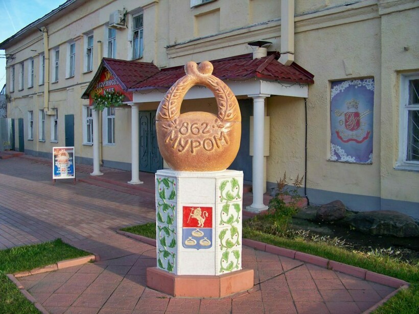 Памятник калачу является довольно странной задумкой, но тоже несет в себе определенный смысл Памятник калачу является довольно странной задумкой, но тоже несет в себе определенный смысл