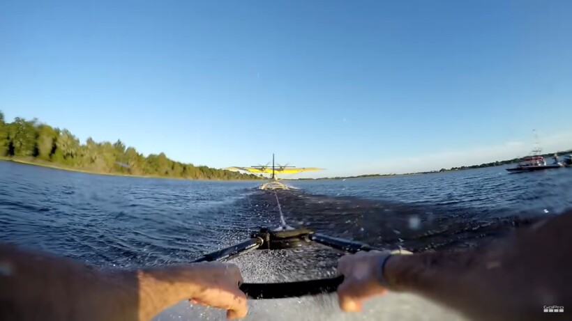 Блог - Видео: Аэроплан катает мужчину на лыжах по воде Видео: Аэроплан катает мужчину на лыжах по воде