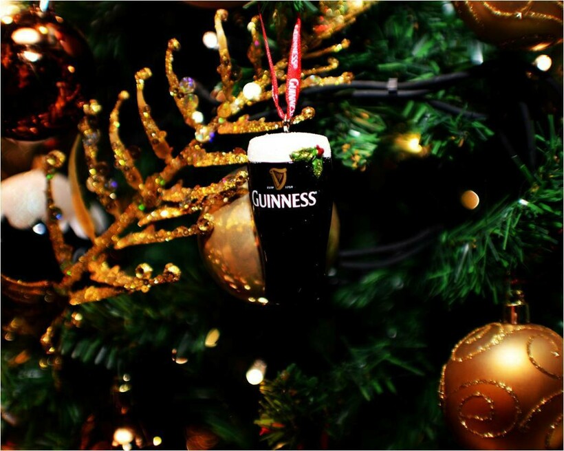 Guinness под елкой ждет брата Деда Мороза из Ирландии Guinness под елкой ждет брата Деда Мороза из Ирландии