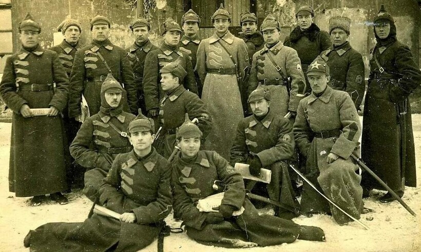 Позже буденовка ассоциировалась исключительно с Красной армией, стала ее символом Позже буденовка ассоциировалась исключительно с Красной армией, стала ее символом