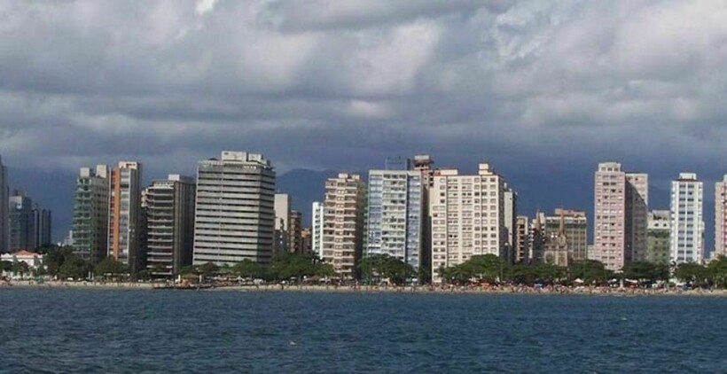 Дома в Сантосе расположены под наклоном Дома в Сантосе расположены под наклоном