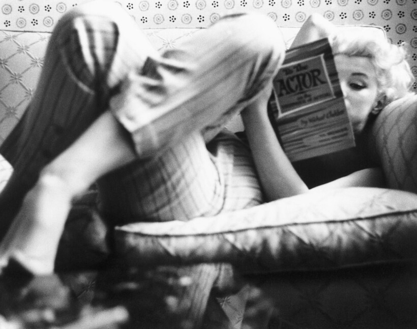 Мэрилин обожала проводить время с книгой в руках Мэрилин обожала проводить время с книгой в руках
