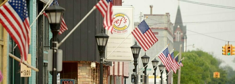 Флаги на улицах американского города — это норма Флаги на улицах американского города — это норма