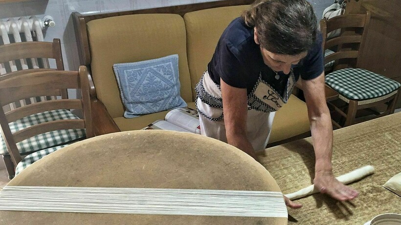 Тесто вымешивают, пока оно не станет мягким и податливым, как пластилин Тесто вымешивают, пока оно не станет мягким и податливым, как пластилин