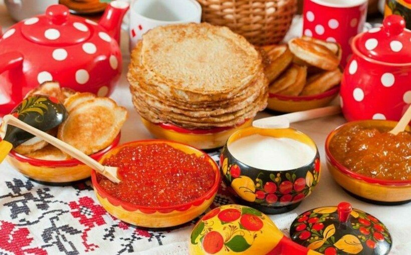Блины с икрой, сметаной, маслом