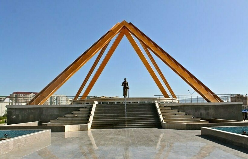 Учительница. Памятник в Махачкале