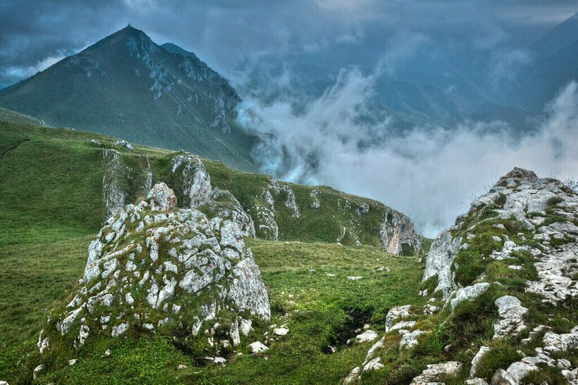 Скалы на зеленом лугу