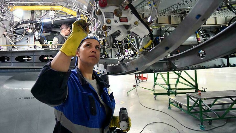 Конструкция самолета продумана таким образом, чтобы снизить риск разгерметизации Конструкция самолета продумана таким образом, чтобы снизить риск разгерметизации