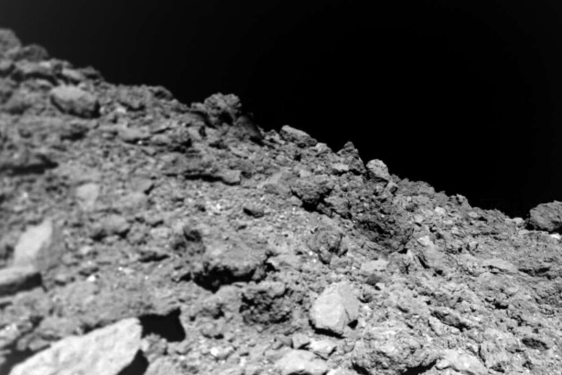 Каменистая поверхность астероида встретила удар достойно Каменистая поверхность астероида встретила удар достойно