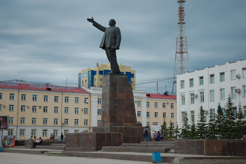 Памятник В. И. Ленину в Якутске Памятник В. И. Ленину в Якутске