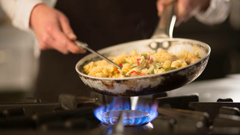 Сковородки не моют для того, чтобы сохранить вкус прошлого блюда Сковородки не моют для того, чтобы сохранить вкус прошлого блюда
