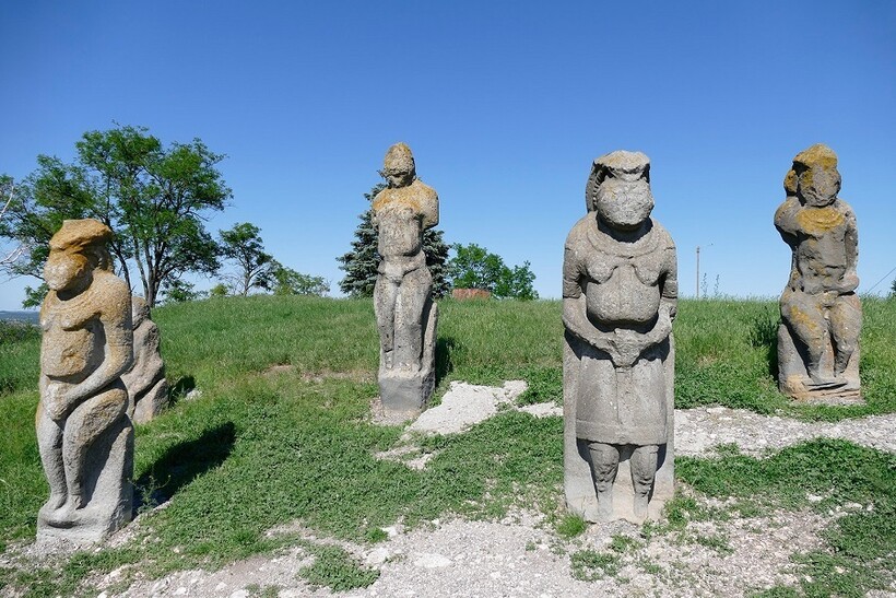 Каменные бабы на горе Изюм