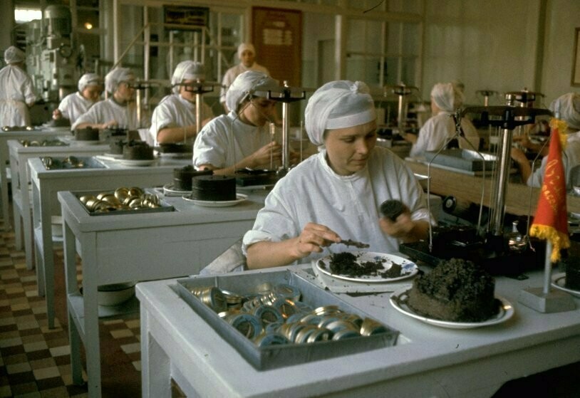 Блог - 13 снимков фотографа из США, который приехал в СССР, чтобы снять добычу черной икры 13 снимков фотографа из США, который приехал в СССР, чтобы снять добычу черной икры