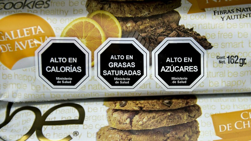 В Чили на всех продуктах, которыми нельзя злоупотреблять, теперь есть специальные значки, и подобную продукцию стали покупать реже В Чили на всех продуктах, которыми нельзя злоупотреблять, теперь есть специальные значки, и подобную продукцию стали покупать реже