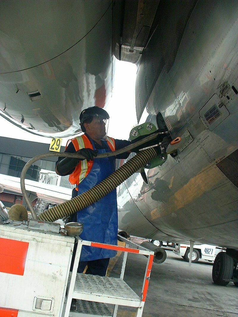 Ассенизатор у самолета Douglas MD-80 в воздушной гавани Мехико Ассенизатор у самолета Douglas MD-80 в воздушной гавани Мехико
