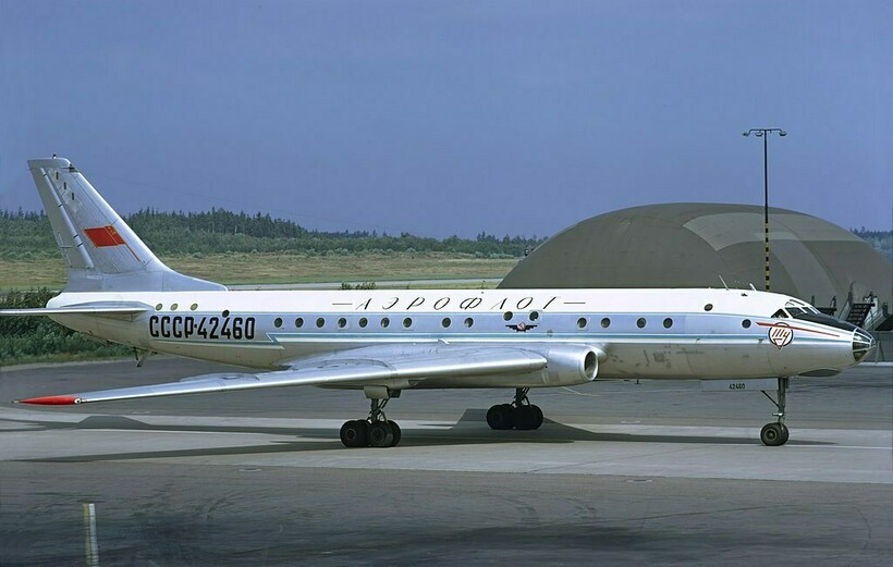 Ту-104, где работал туалет с клапанами, в аэропорту Стокгольма Ту-104, где работал туалет с клапанами, в аэропорту Стокгольма