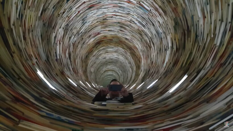 Блог - Видео: Башня из книг в Праге, у которой не видно верхушки Видео: Башня из книг в Праге, у которой не видно верхушки