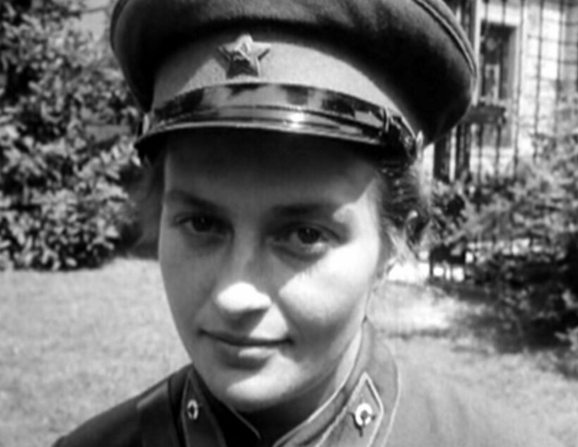 Молодая красивая девушка наводила ужас на врага Молодая красивая девушка наводила ужас на врага