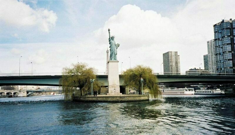 Всего в Париже шесть копий скульптуры. На фото ― Лебединый остров Всего в Париже шесть копий скульптуры. На фото ― Лебединый остров