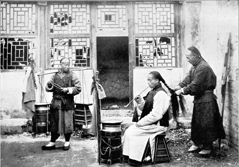 Плетение маньчжурской косы уличными парикмахерами. Пекин, до 1906 года. Фото Санситиро Ямамото Плетение маньчжурской косы уличными парикмахерами. Пекин, до 1906 года. Фото Санситиро Ямамото