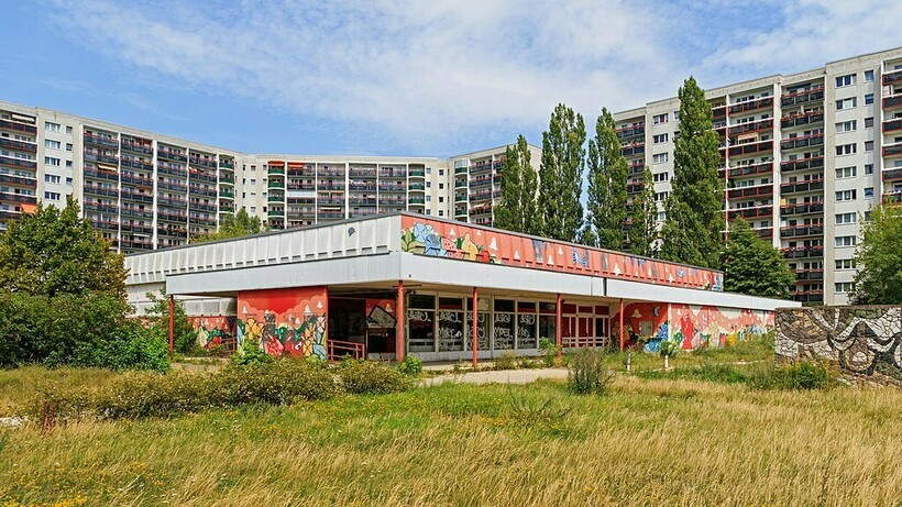 В Германии эти районы с «панельками» называются платенбау (Plattenbau) В Германии эти районы с «панельками» называются платенбау (Plattenbau)