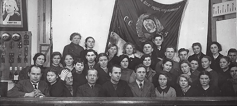 Студенты и преподаватели 1943 г. Источник: Комсомольская правда