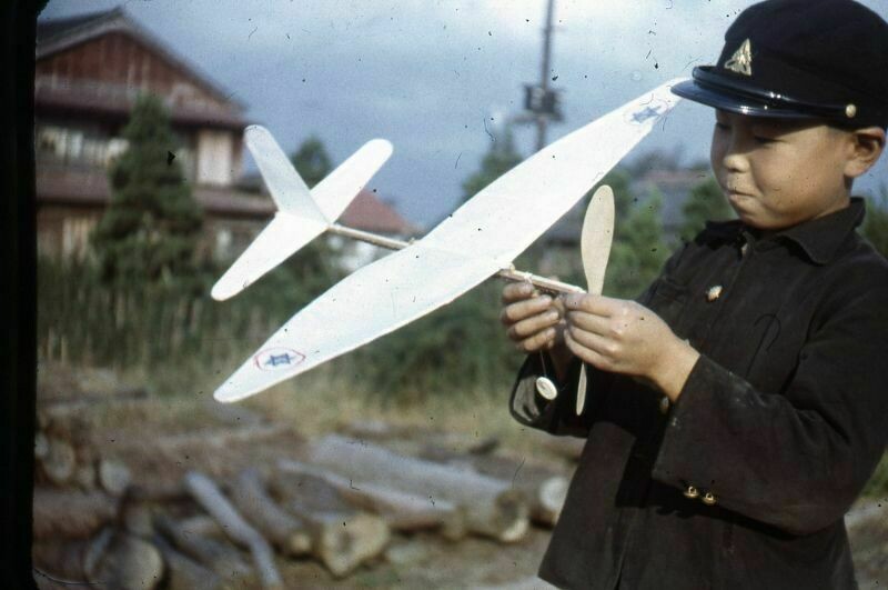 Блог - Цветные ретрофотографии 1950-х, показывающие повседневную жизнь в послевоенной Японии Цветные ретрофотографии 1950-х, показывающие повседневную жизнь в послевоенной Японии