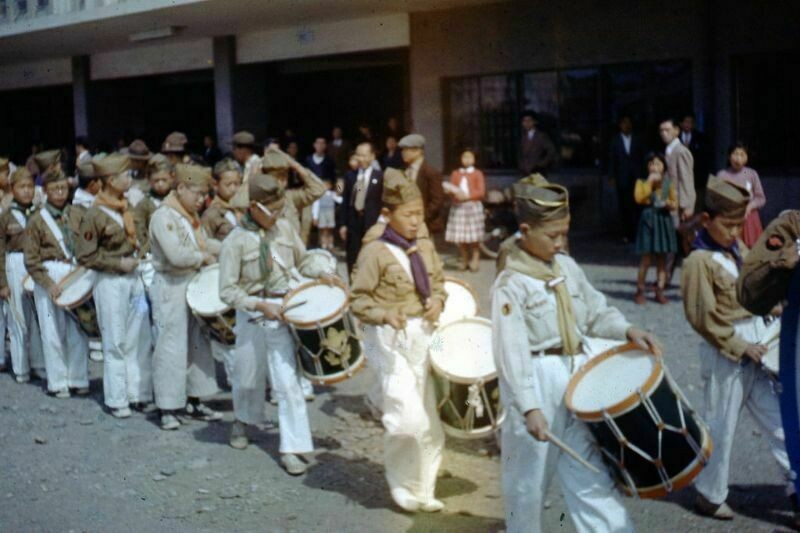 Блог - Цветные ретрофотографии 1950-х, показывающие повседневную жизнь в послевоенной Японии Цветные ретрофотографии 1950-х, показывающие повседневную жизнь в послевоенной Японии