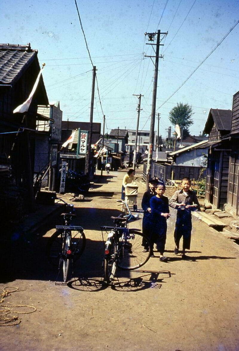 Блог - Цветные ретрофотографии 1950-х, показывающие повседневную жизнь в послевоенной Японии Цветные ретрофотографии 1950-х, показывающие повседневную жизнь в послевоенной Японии